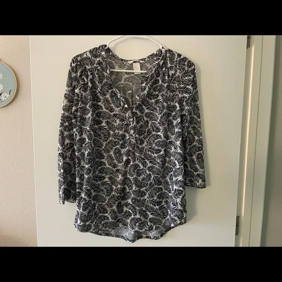 Two H&M patterned summer-weight women’s shirts - Picture 3 of 6